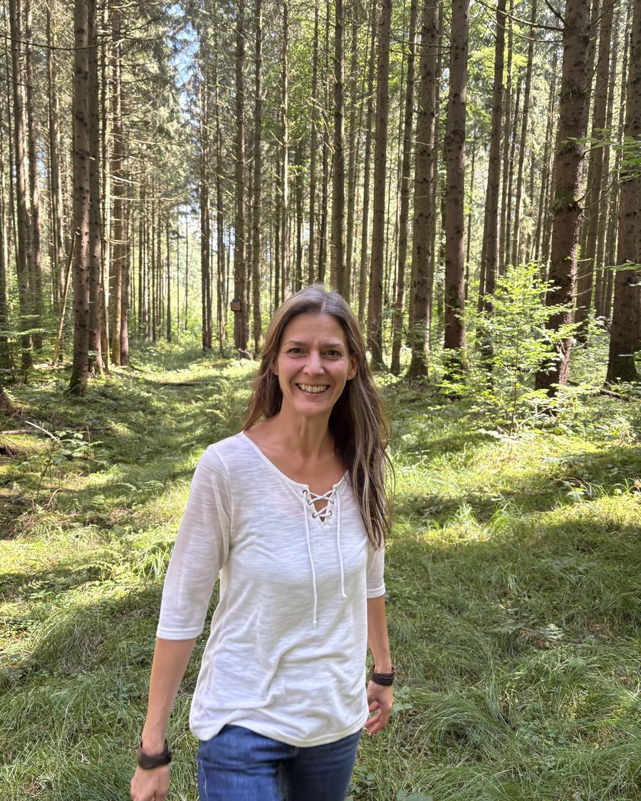 Kathleen Schütz beim Spaziergang im Wald
