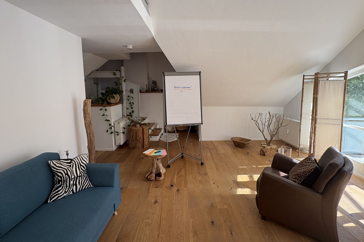 Coaching-Raum in Landshut in der Sonne, mit Flipchart, Sofa und Sessel