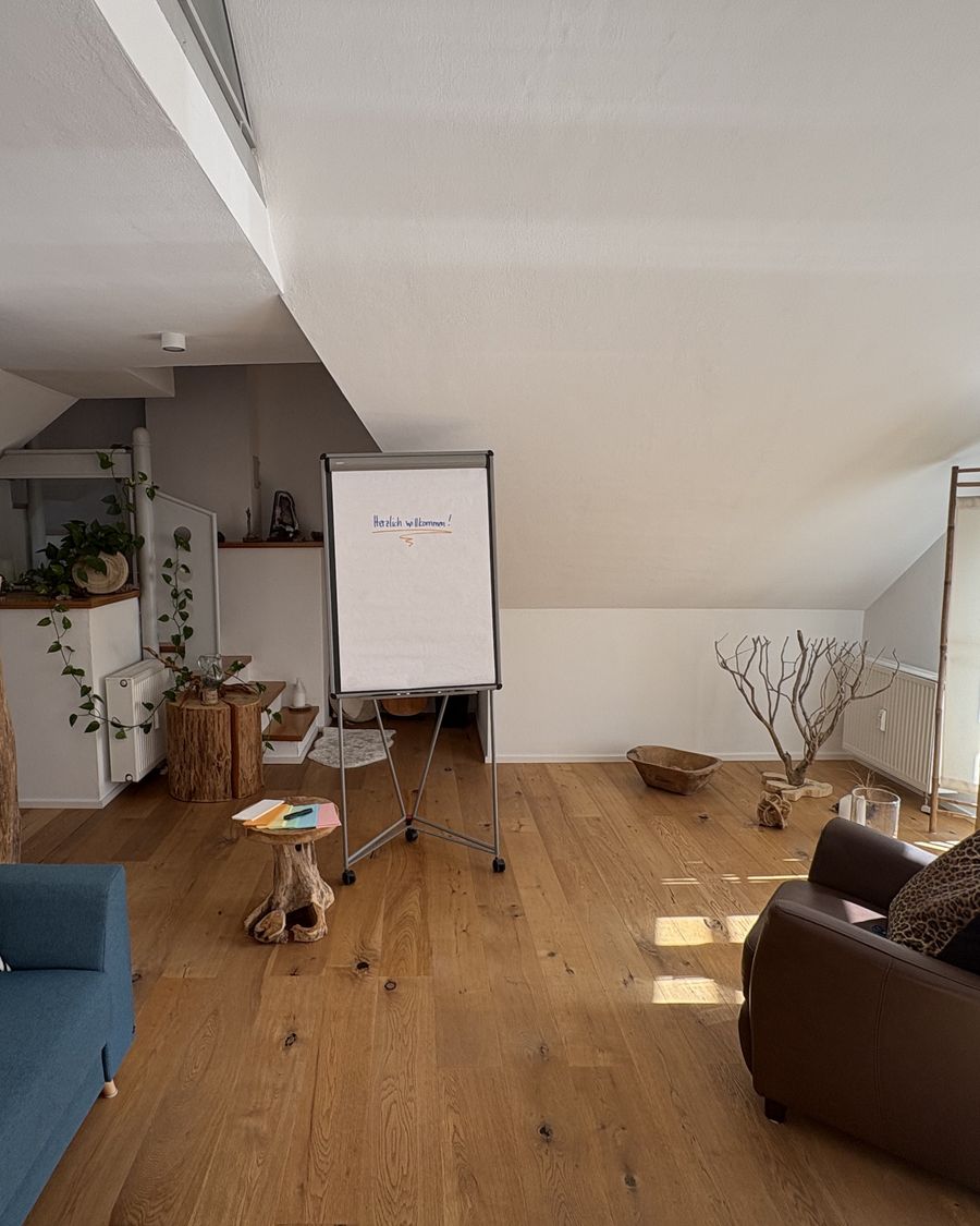 Coaching-Raum in Landshut in der Sonne, mit Flipchart, Sofa und Sessel